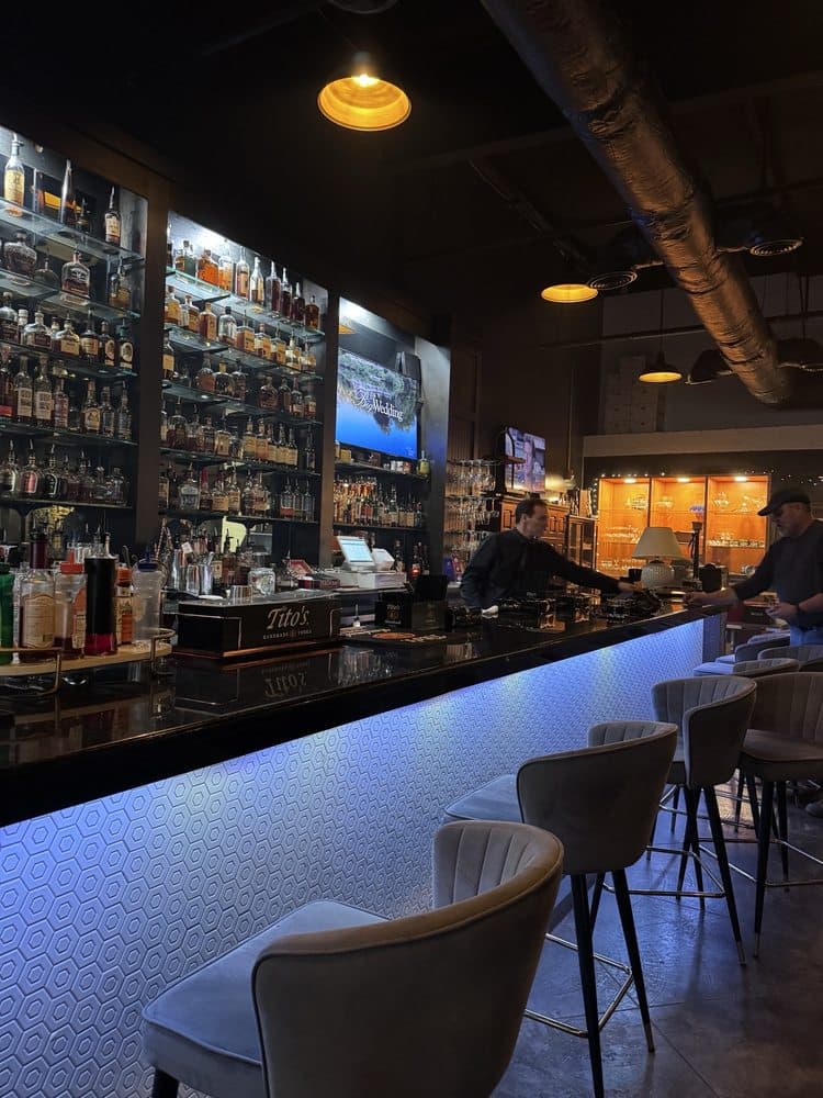 Signature Bar & Cigar Lounge gallery image 2