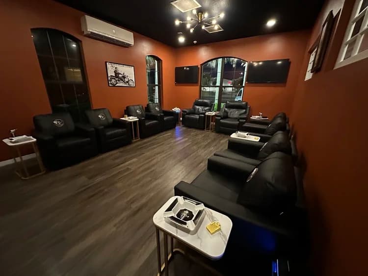 Holy Sh'mokes Cigar & Wine Lounge gallery image 3