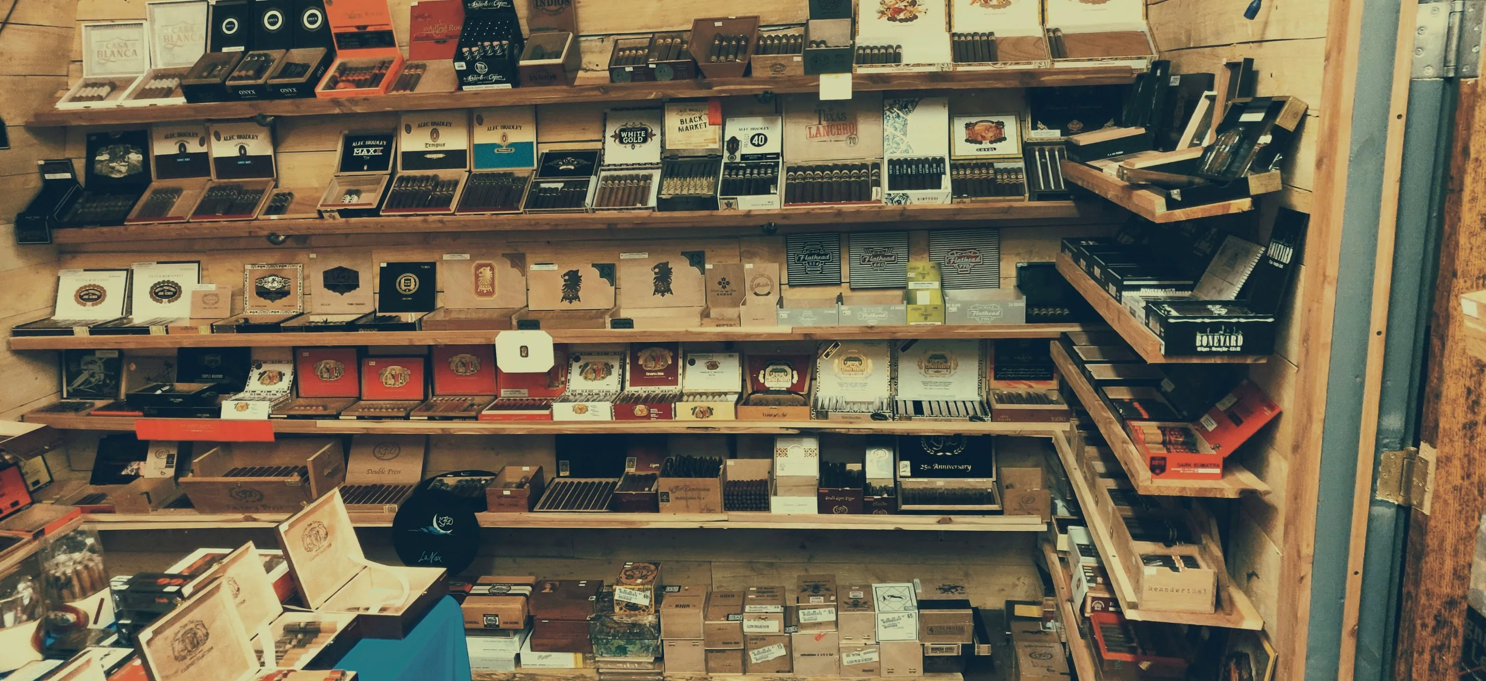Top Leaf Cigar Lounge gallery image 1